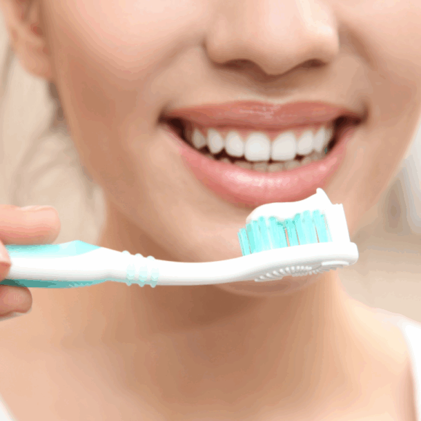 mujer cepillándose los dientes