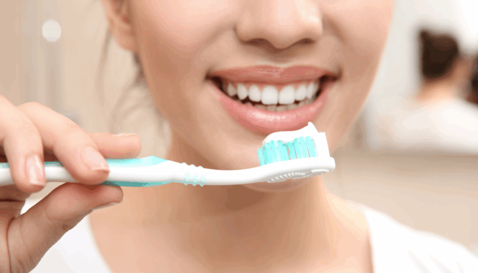 mujer cepillándose los dientes